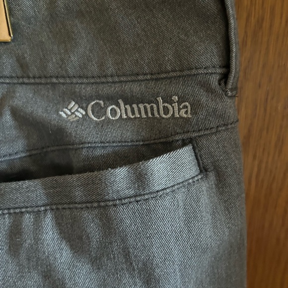 Columbia Men's Gray Flat Front Shorts - Picture 3 of 4